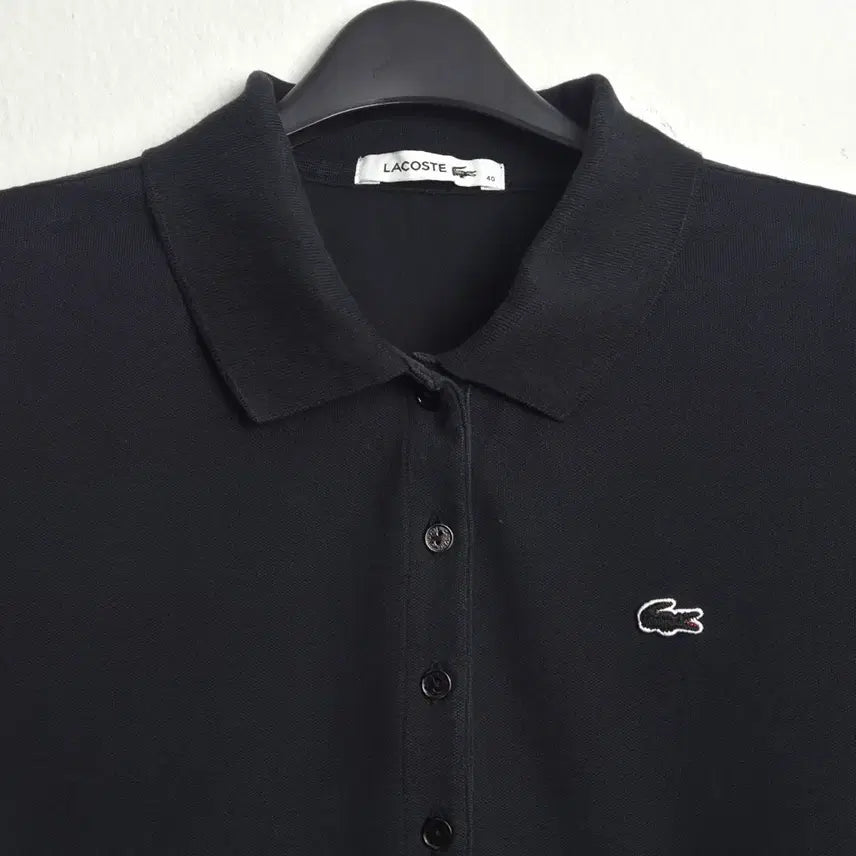 [SOLD OUT] 라코스테 여성 슬림핏 5버튼 카라티 블랙