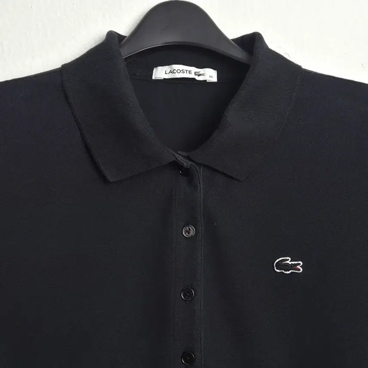 [SOLD OUT] 라코스테 여성 슬림핏 5버튼 카라티 블랙