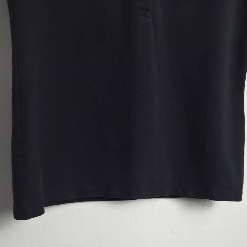 [SOLD OUT] 라코스테 여성 슬림핏 5버튼 카라티 블랙