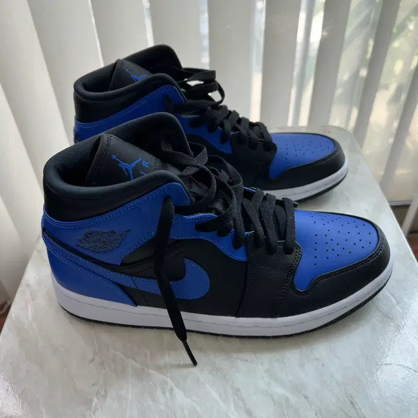 [BUNJANG] Nike Air Jordan 1 Mid Black Hyper Royal Sneakers / [새상품] 나이키 에어 조던 1 미드 블랙 하이퍼 로얄 260