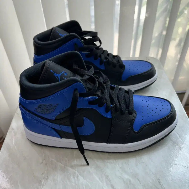 [BUNJANG] Nike Air Jordan 1 Mid Black Hyper Royal Sneakers / [새상품] 나이키 에어 조던 1 미드 블랙 하이퍼 로얄 260