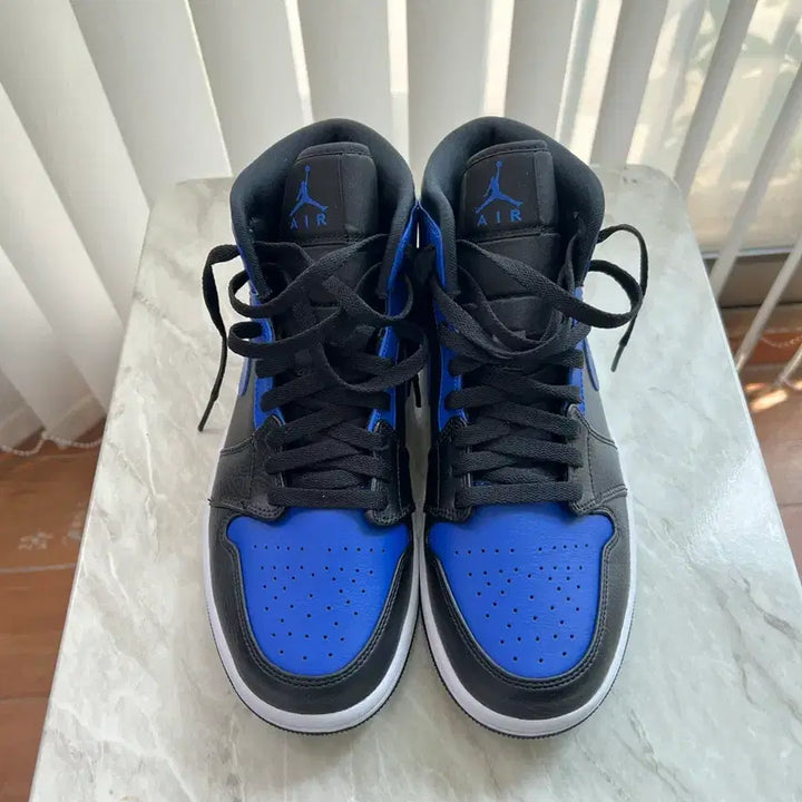 [BUNJANG] Nike Air Jordan 1 Mid Black Hyper Royal Sneakers / [새상품] 나이키 에어 조던 1 미드 블랙 하이퍼 로얄 260