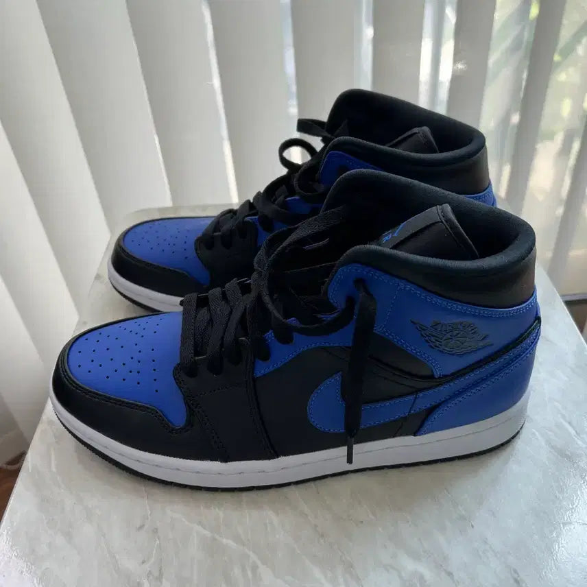 [BUNJANG] Nike Air Jordan 1 Mid Black Hyper Royal Sneakers / [새상품] 나이키 에어 조던 1 미드 블랙 하이퍼 로얄 260
