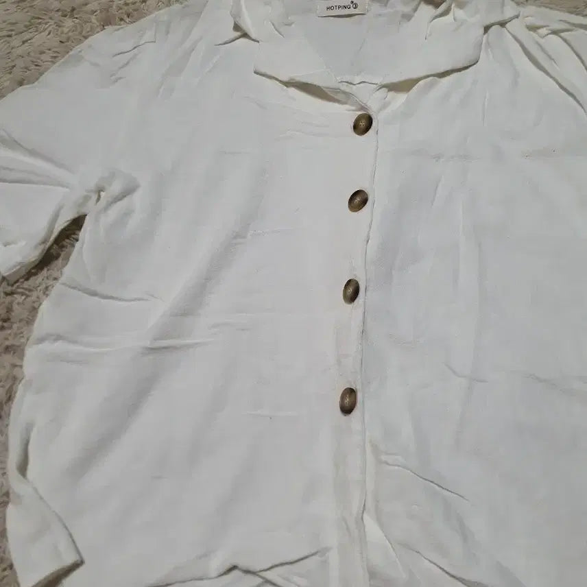 [BUNJANG] HOTPING White Button-Detail Shirt / 깔끔한 화이트 색상의 셔츠예요HOTPING 브랜드 제품이며, 단추 디테