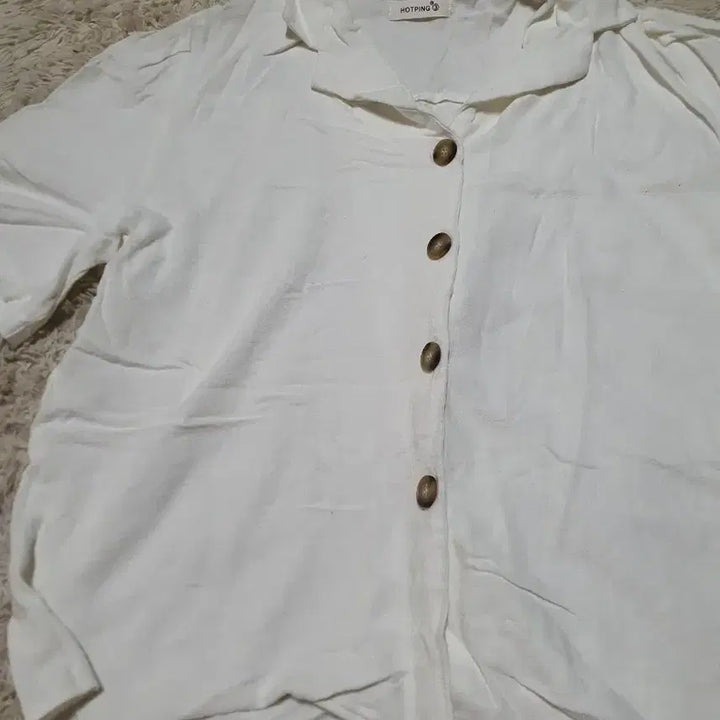 [BUNJANG] HOTPING White Button-Detail Shirt / 깔끔한 화이트 색상의 셔츠예요HOTPING 브랜드 제품이며, 단추 디테