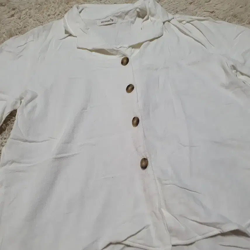 [BUNJANG] HOTPING White Button-Detail Shirt / 깔끔한 화이트 색상의 셔츠예요HOTPING 브랜드 제품이며, 단추 디테
