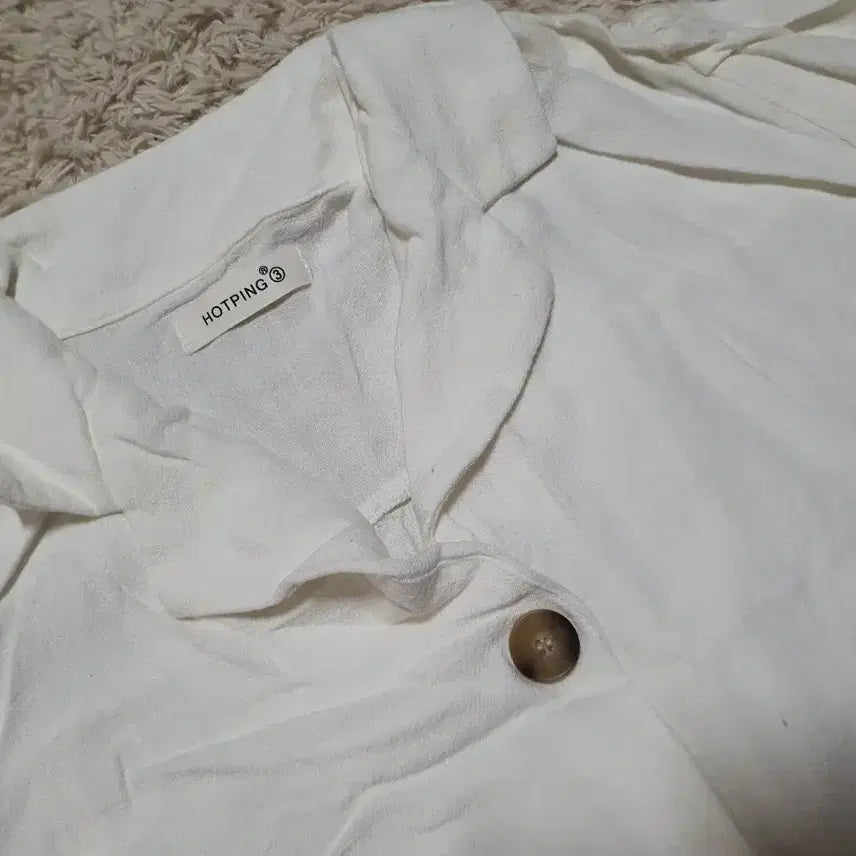[BUNJANG] HOTPING White Button-Detail Shirt / 깔끔한 화이트 색상의 셔츠예요HOTPING 브랜드 제품이며, 단추 디테