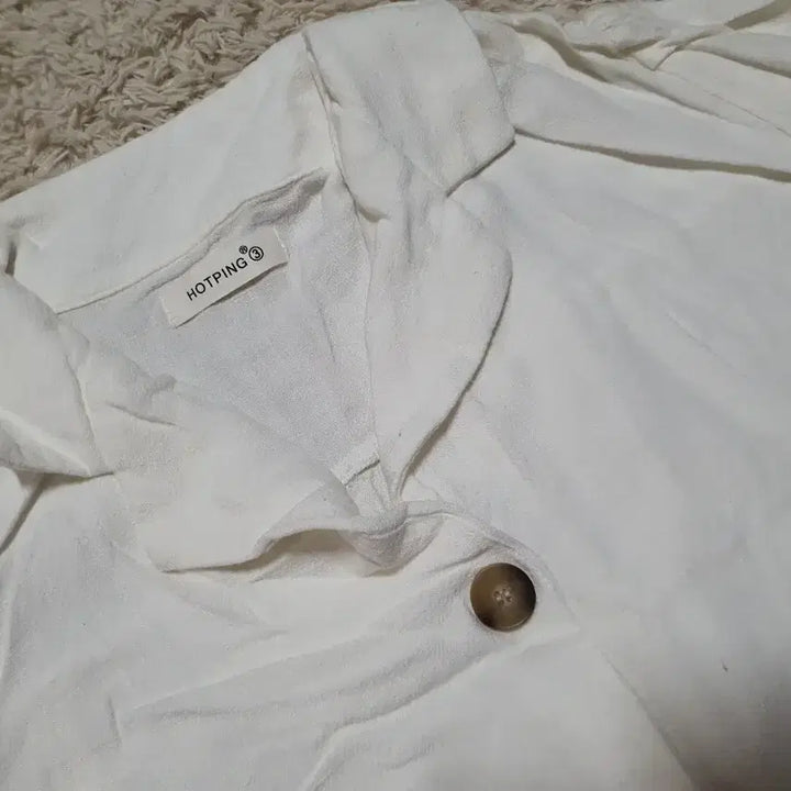 [BUNJANG] HOTPING White Button-Detail Shirt / 깔끔한 화이트 색상의 셔츠예요HOTPING 브랜드 제품이며, 단추 디테