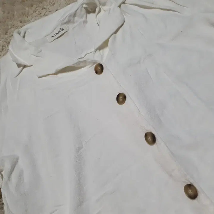 [BUNJANG] HOTPING White Button-Detail Shirt / 깔끔한 화이트 색상의 셔츠예요HOTPING 브랜드 제품이며, 단추 디테