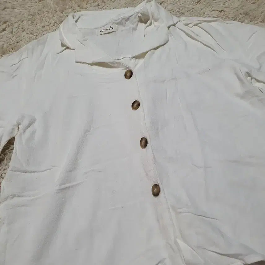 [BUNJANG] HOTPING White Button-Detail Shirt / 깔끔한 화이트 색상의 셔츠예요HOTPING 브랜드 제품이며, 단추 디테
