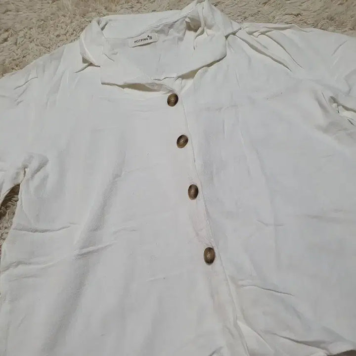 [BUNJANG] HOTPING White Button-Detail Shirt / 깔끔한 화이트 색상의 셔츠예요HOTPING 브랜드 제품이며, 단추 디테