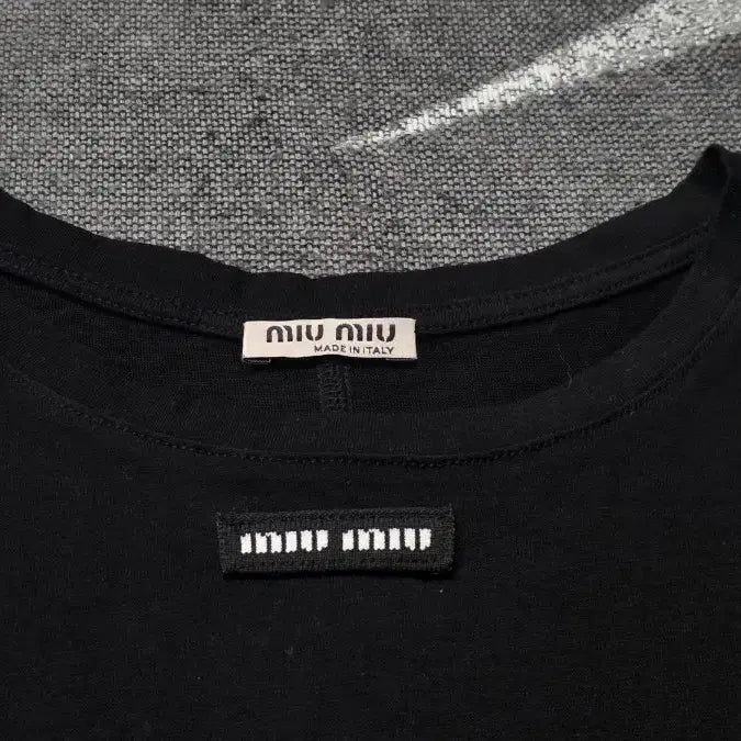 [SOLD OUT] miumiu 미우미우 로고포인트 블랙 기본 라운드 긴팔티