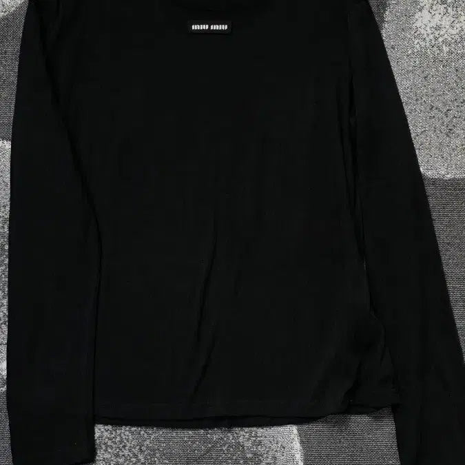[SOLD OUT] miumiu 미우미우 로고포인트 블랙 기본 라운드 긴팔티