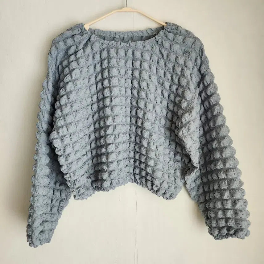 [SOLD OUT] 물결 엠보 크롭 블라우스