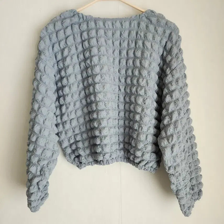[SOLD OUT] 물결 엠보 크롭 블라우스