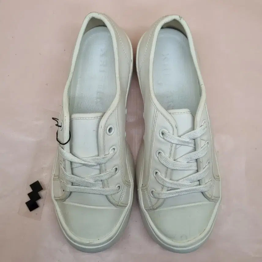 [BUNJANG] Christine Moonbay White Sneakers 250 / 크리스틴 문베이 화이트 스니커즈 250