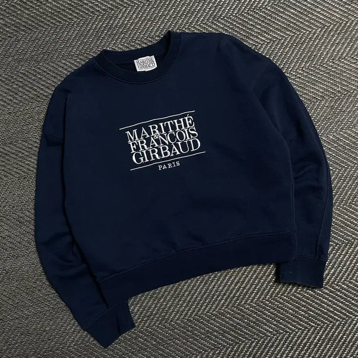 [SOLD OUT] 마리떼 프랑소와 저버 자수 빅로고 크롭 맨투맨 네이비y 5383