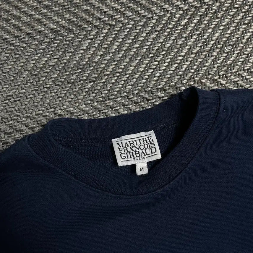[SOLD OUT] 마리떼 프랑소와 저버 자수 빅로고 크롭 맨투맨 네이비y 5383