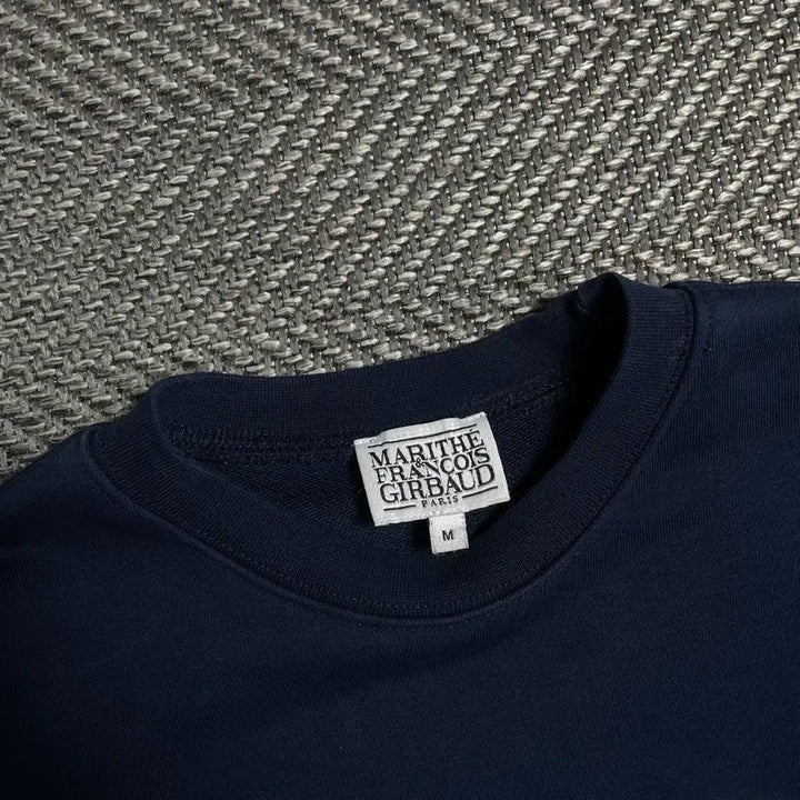 [SOLD OUT] 마리떼 프랑소와 저버 자수 빅로고 크롭 맨투맨 네이비y 5383