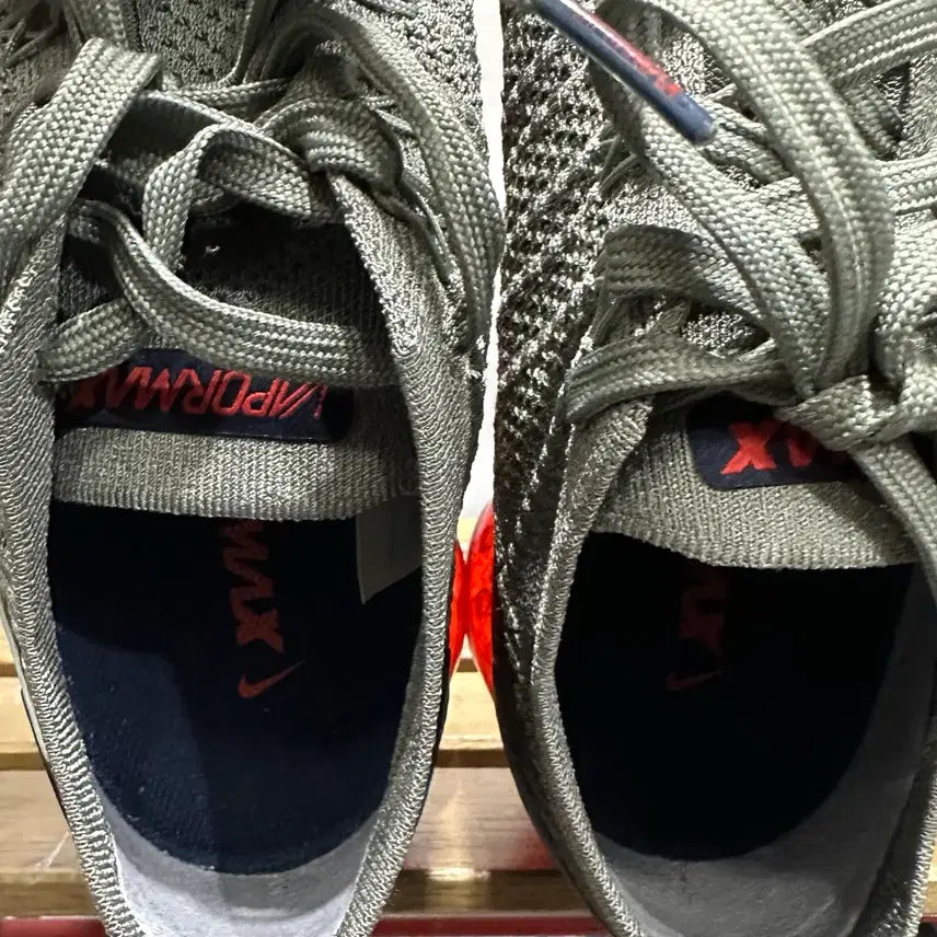 [BUNJANG] Nike Air VaporMax Flyknit Sneakers / 275) 나이키 운동화 남성 에어 베이퍼맥스 플라이니트 카키 레드
