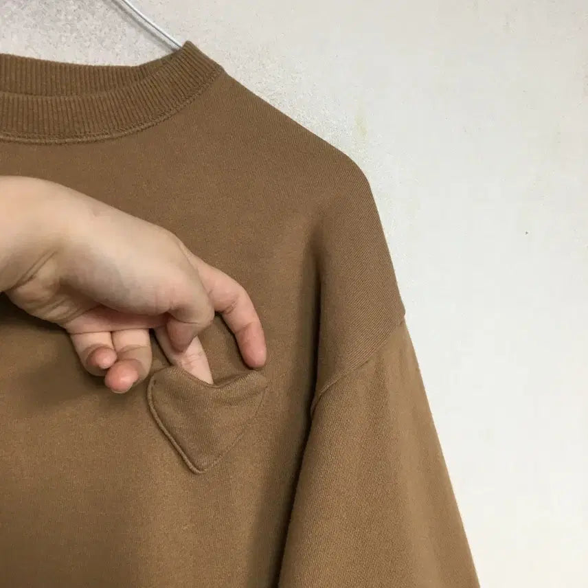 [BUNJANG] MUVEIL Heart Pocket Sweatshirt / MUVEIL 뮤베일 하트포켓 맨투맨