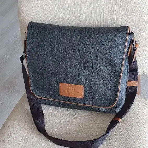 [SOLD OUT] 닥스 네이비 메신저백 크로스백 정품