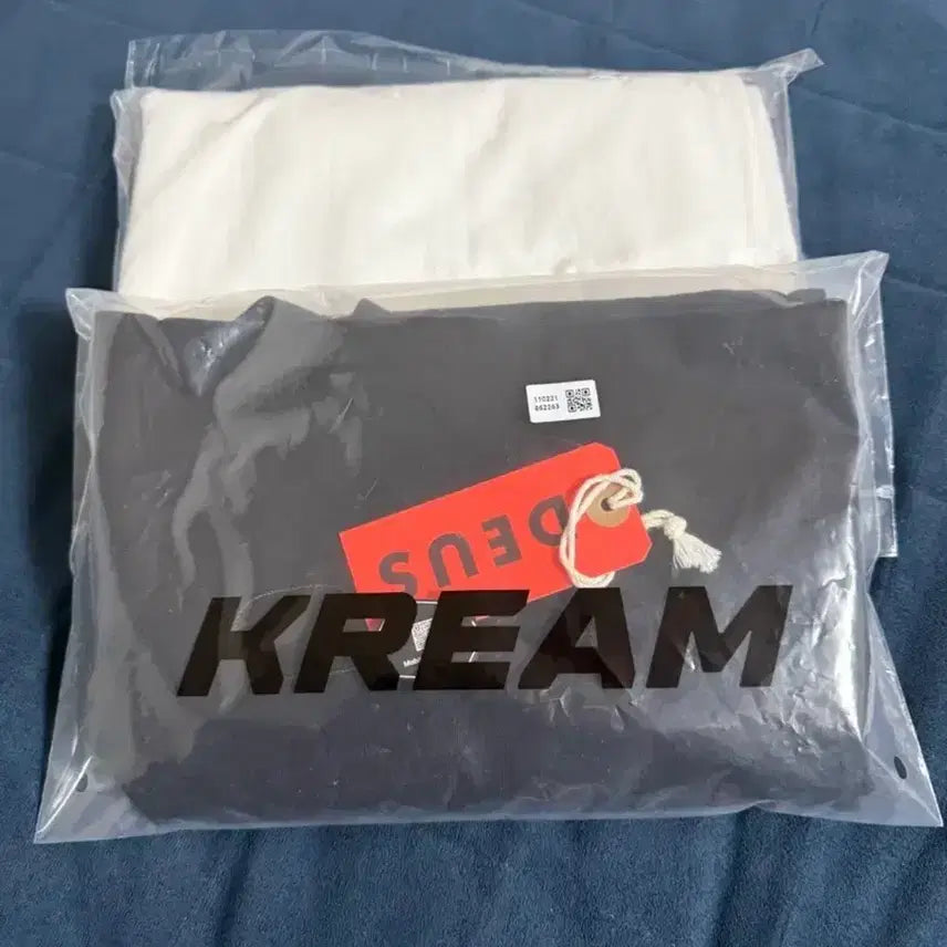 [BUNJANG] Deus Ex Machina Seoul L White &amp; Black T-shirts / (새상품)(풀구성) 데우스 엑스 마키나 성수 \ 서울 팝니다