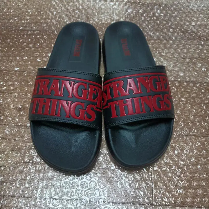 [BUNJANG] Spao Stranger Things Collection Slippers / 새상품)스파오 슬리퍼 기묘한이야기컬렉션 팝니다.