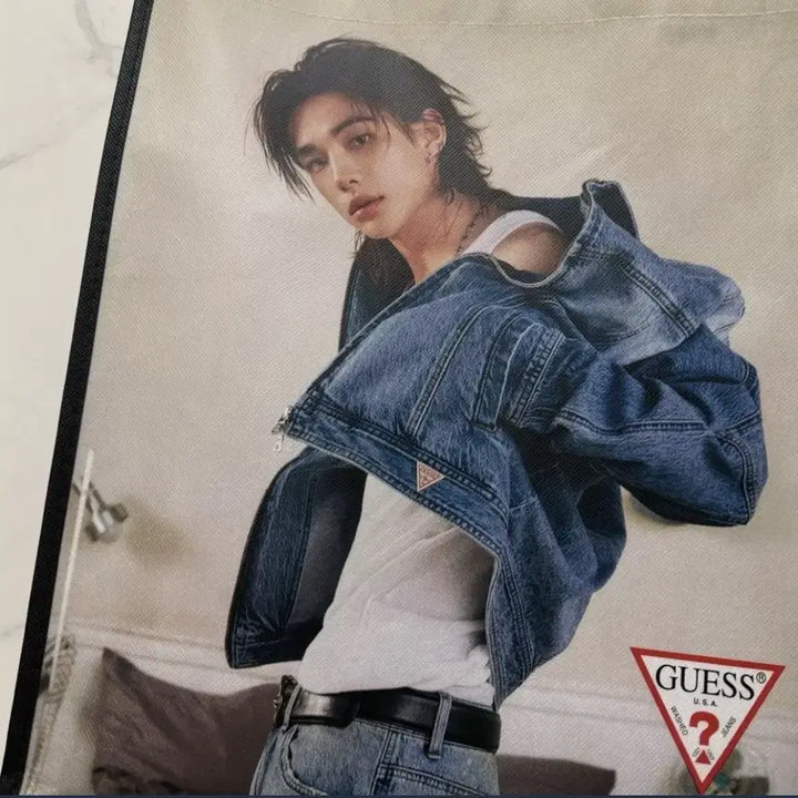 [BUNJANG] Guess Hyunjin Tarpaulin Bag + Magazine / 게스 현진 타포린백 + 잡지