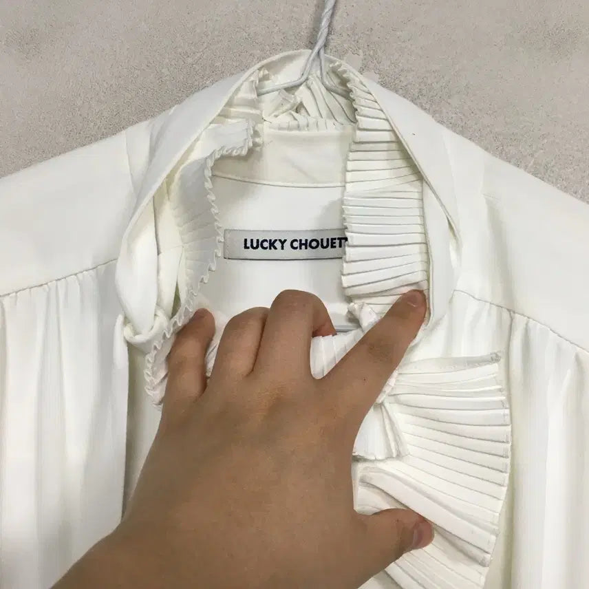 [BUNJANG] Lucky Chouette Ruffle Tie Blouse / 럭키슈에뜨 러플 타이 블라우스