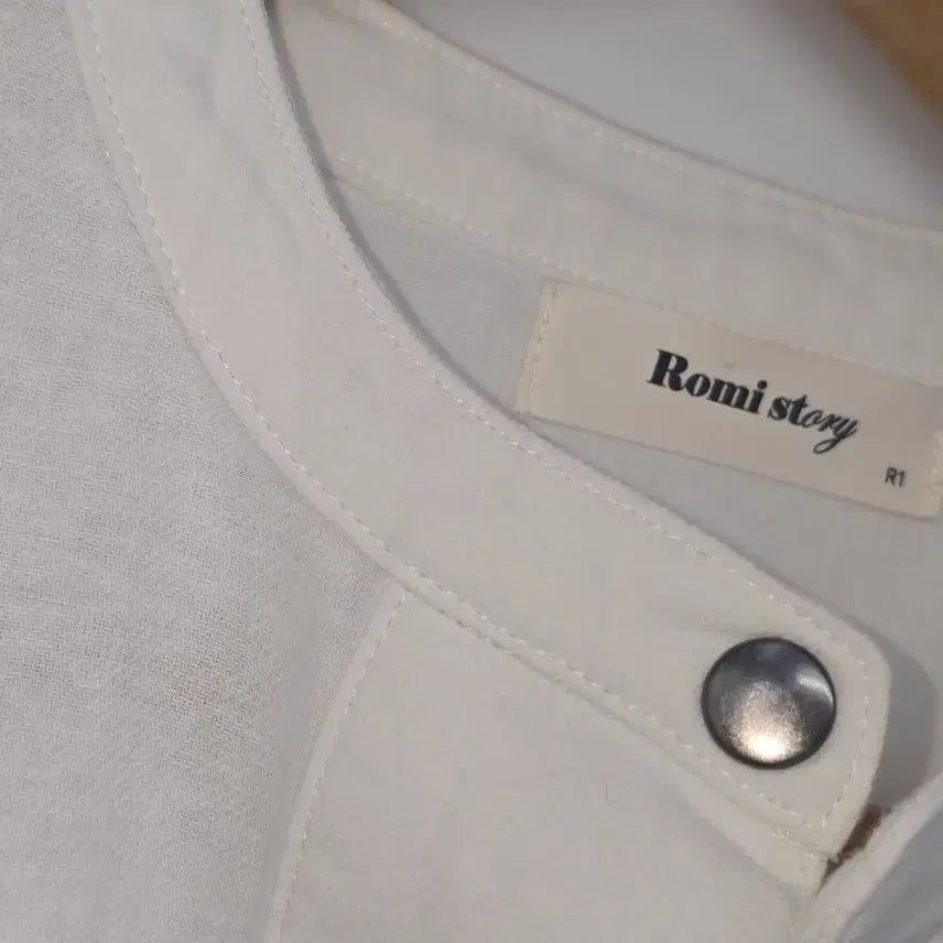[BUNJANG] Romistory White Frill Blouse / 로미스토리 화이트 프릴 블라우스