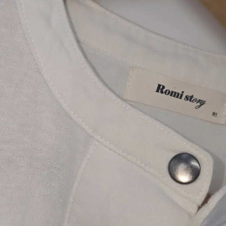 [BUNJANG] Romistory White Frill Blouse / 로미스토리 화이트 프릴 블라우스