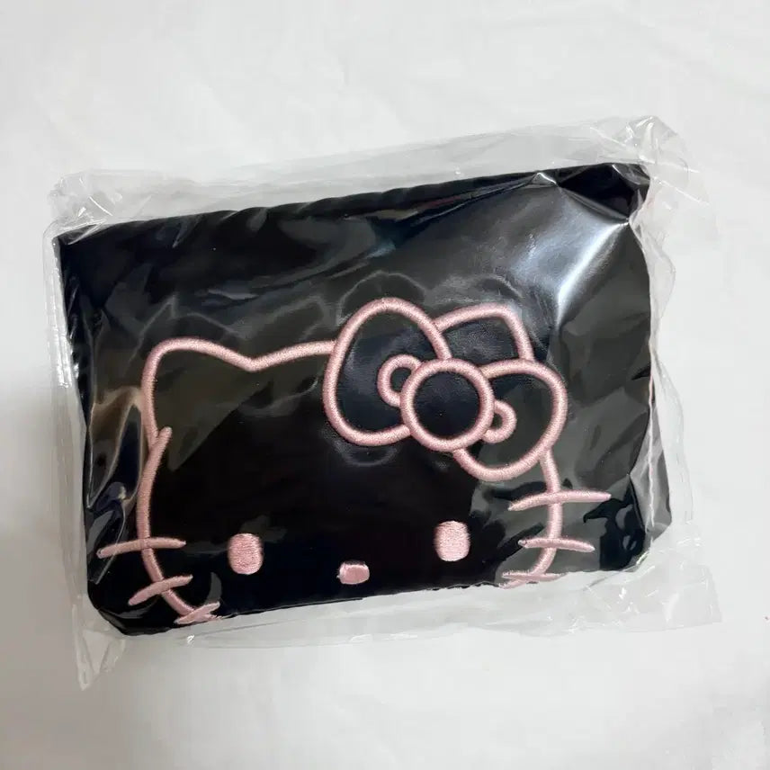 [BUNJANG] WAKE MAKE Hello Kitty Passport Case / 웨이크메이크 헬로키티 여권 케이스