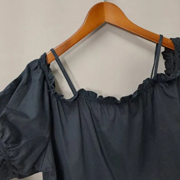 [BUNJANG] H.M Black Cotton Off-Shoulder Blouse / H.M 블랙 면 오프숄더 블라우스