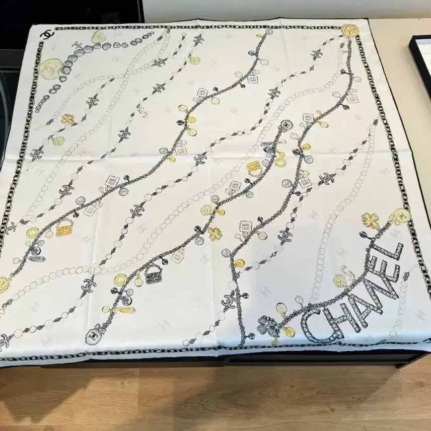 [BUNJANG] Chanel 90cm White Silk Scarf / 샤넬 90cm 화이트 스카프