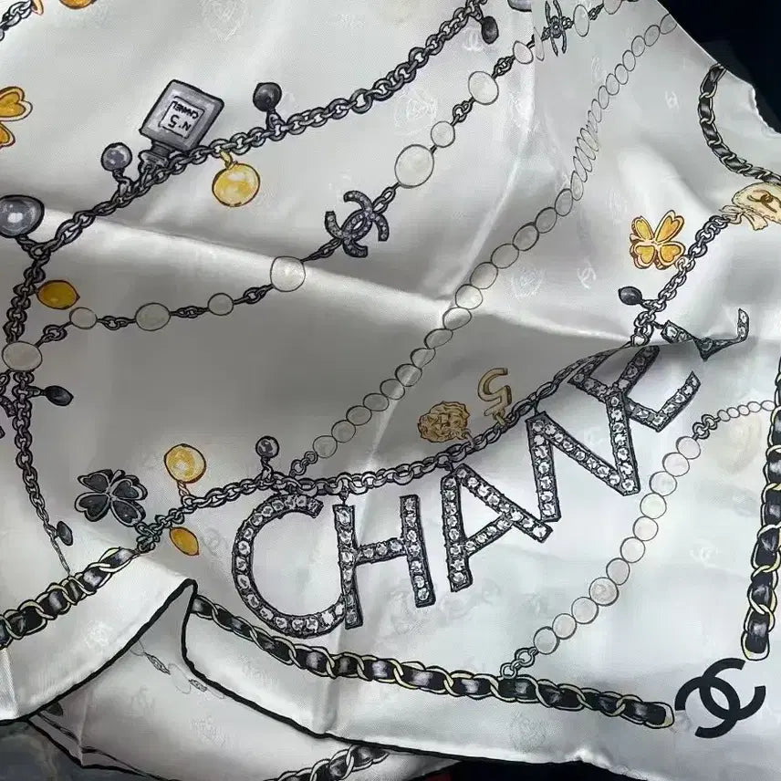 [BUNJANG] Chanel 90cm White Silk Scarf / 샤넬 90cm 화이트 스카프