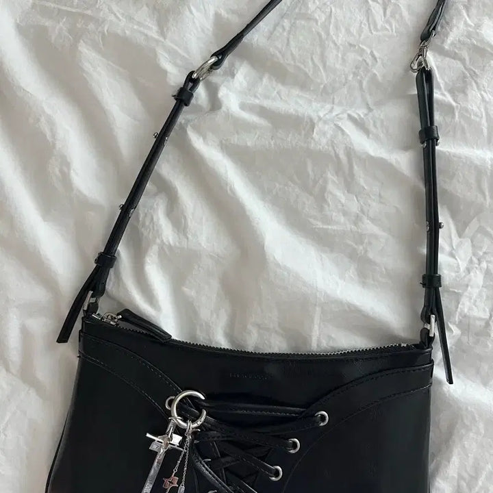 [BUNJANG] Find Kapoor Ribbon Shoulder &amp; Cross Bag / 파인드카푸어 리본 숄더&amp;크로스백 (실버열쇠고리포함)
