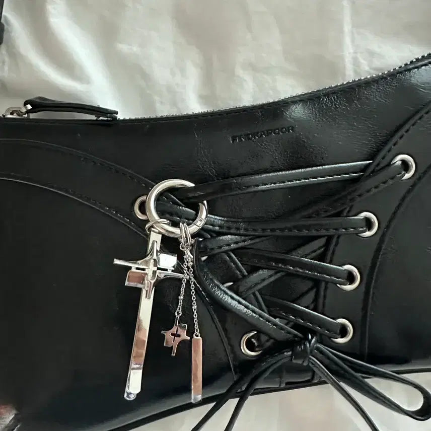 [BUNJANG] Find Kapoor Ribbon Shoulder &amp; Cross Bag / 파인드카푸어 리본 숄더&amp;크로스백 (실버열쇠고리포함)