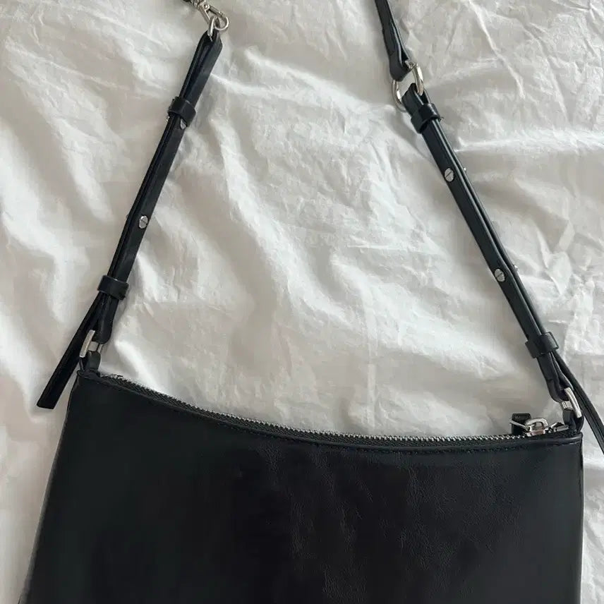 [BUNJANG] Find Kapoor Ribbon Shoulder &amp; Cross Bag / 파인드카푸어 리본 숄더&amp;크로스백 (실버열쇠고리포함)