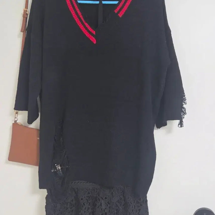 [BUNJANG] Black V-Neck Knit Top / 블랙 V넥 니트 5부 데미지 포인트