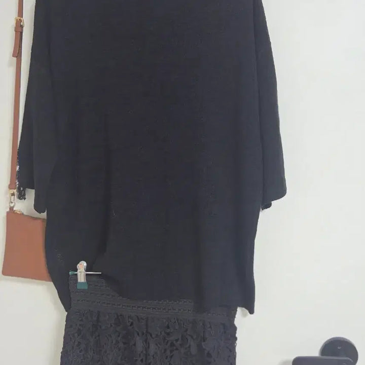 [BUNJANG] Black V-Neck Knit Top / 블랙 V넥 니트 5부 데미지 포인트