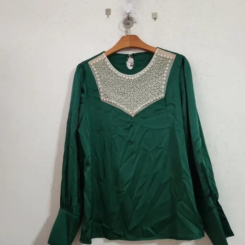 [BUNJANG] Emerald Green Blouse with Jewel Embellishments / 에메랄드 그린 블라우스 보석 장식
