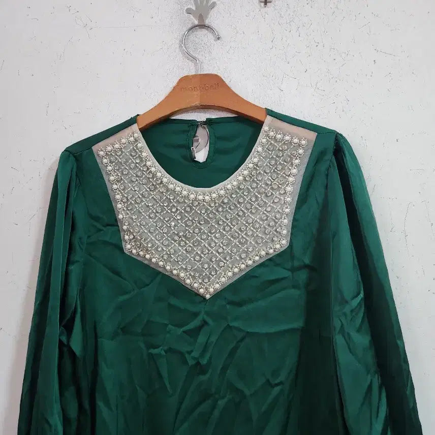 [BUNJANG] Emerald Green Blouse with Jewel Embellishments / 에메랄드 그린 블라우스 보석 장식