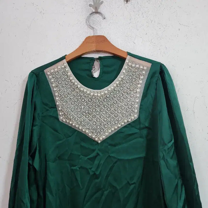 [BUNJANG] Emerald Green Blouse with Jewel Embellishments / 에메랄드 그린 블라우스 보석 장식