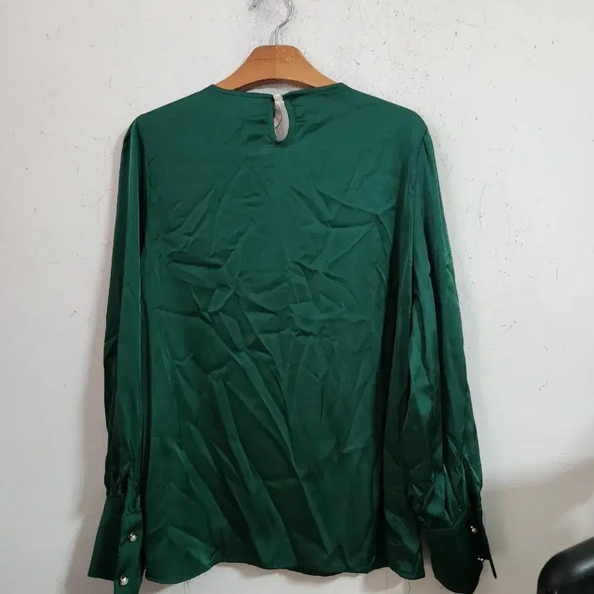 [BUNJANG] Emerald Green Blouse with Jewel Embellishments / 에메랄드 그린 블라우스 보석 장식