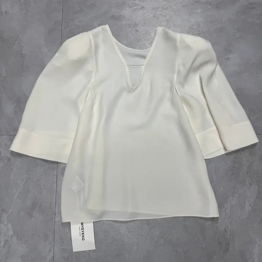 [BUNJANG] MYEYEKO Shoulder Pad Top / F 마이아이코 MYEYEKO 미사용