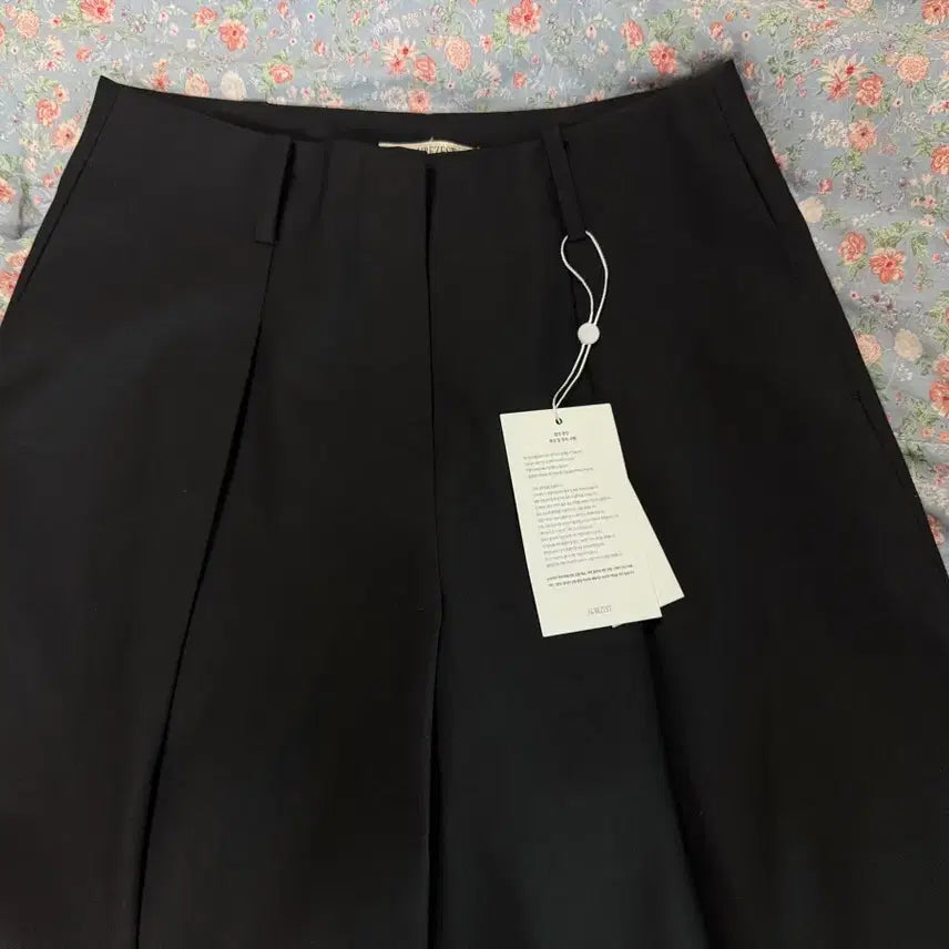 [BUNJANG] Obzest Muse Tuck Slacks (Black, Small) / 오브제스트 뮤즈 턱 슬랙스 Muse Tuck Slacks 블랙 스몰