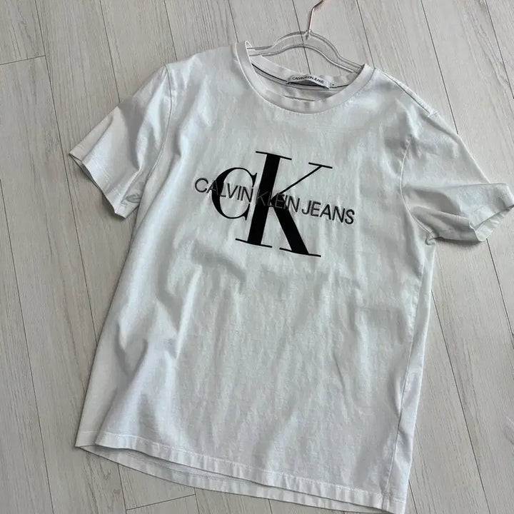 [SOLD OUT] 캘빈클라인진 흰색 CK 로고 반팔티셔츠