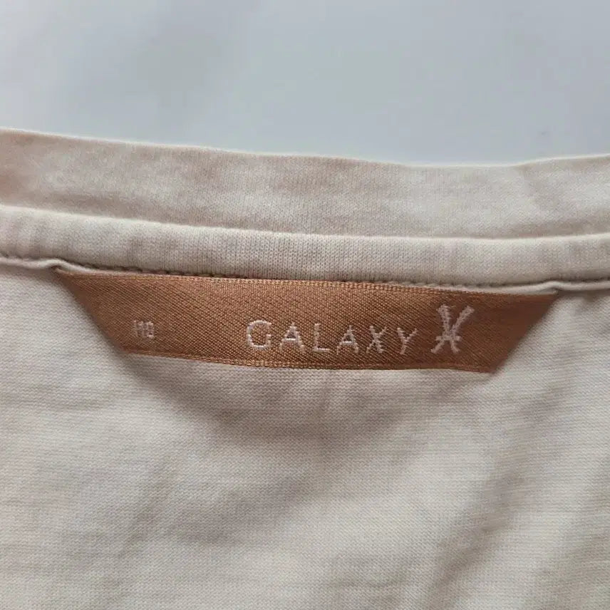 [BUNJANG] GALAXY Beige V-neck T-shirt / GALAXY 베이지 V넥 반팔 티셔츠 (110)
