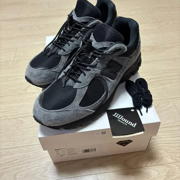 [SOLD OUT] 뉴발란스 x JJJJound 2002R 고어텍스 챠콜 290